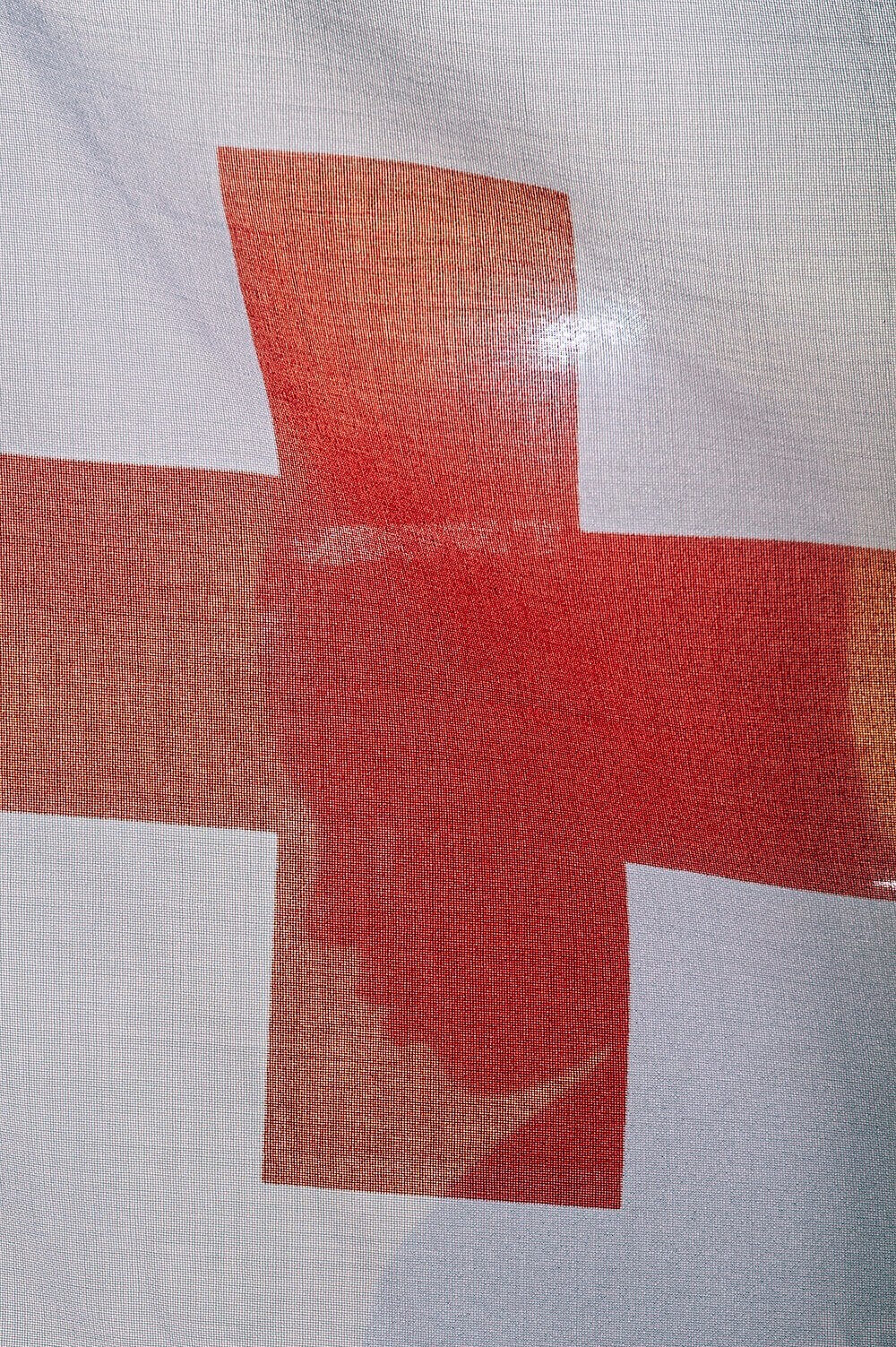 1. «Люди за Красным Крестом» из серии «Связанные тенями», автор Джонатан Бэнкс