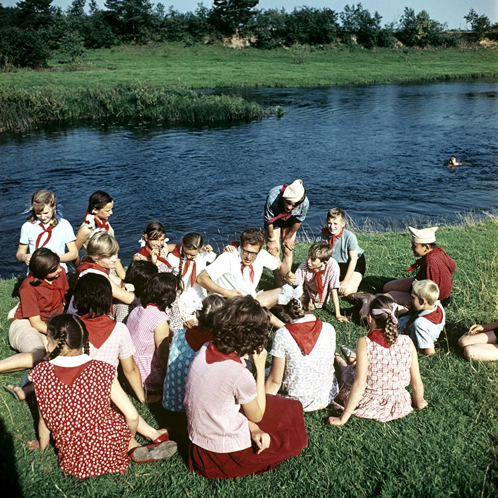 Вожатый Витя с пионерами своего отряда, 1966 год