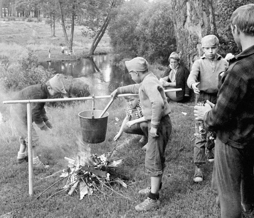 Дети из подмосковного пионерского лагеря готовят походный обед на костре, 1970 год