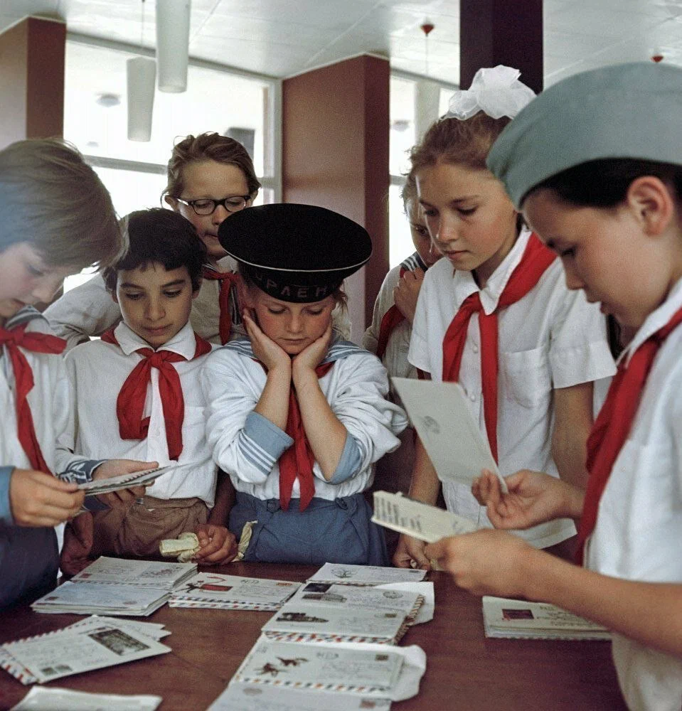 Пионеры во время чтения писем в пионерском лагере «Орленок», Краснодарский край, 1967 год