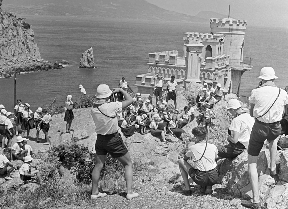 Пионеры из пионерского лагеря «Артек» фотографируются около замка «Ласточкино гнездо», 1958 год