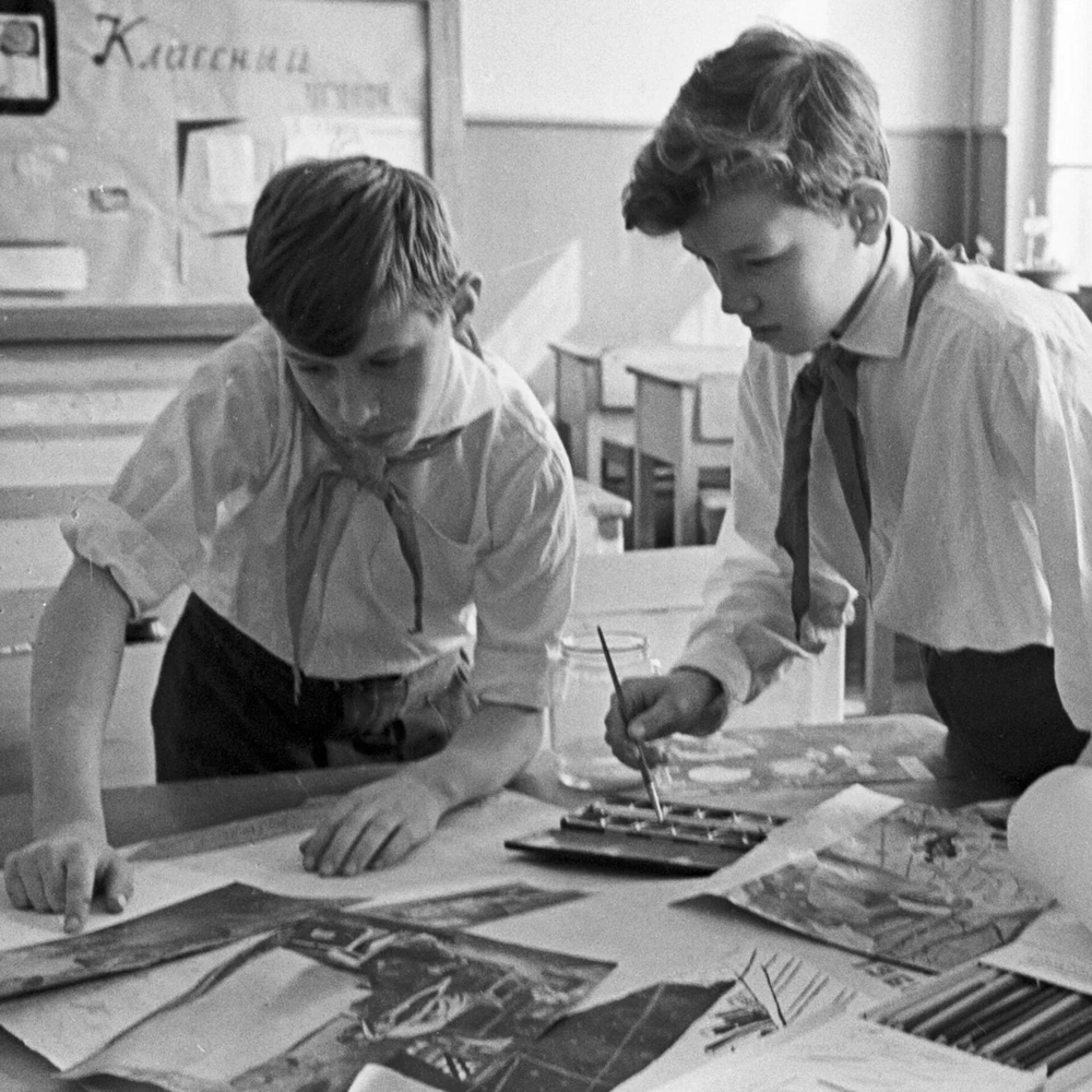 Ученики 6-го класса "А" московской школы-интерната № 69 во время подготовки к празднику 1-го Мая, 1963 год