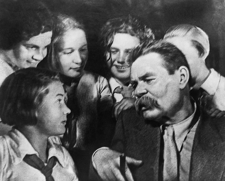 Максим Горький в окружении пионеров, 1935 год