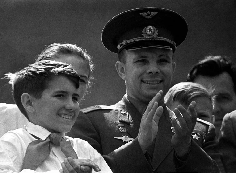 Юрий Гагарин на трибуне Мавзолея во время празднования 40-летия Всесоюзной пионерской организации имени В. И. Ленина на Красной площади, 1962 год