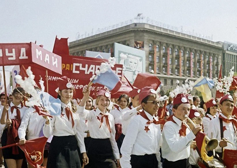 Пионеры на первомайской демонстрации, 1975 год