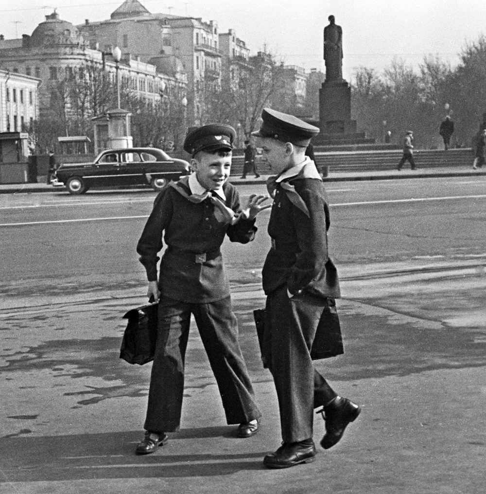 Школьники делятся впечатлениями после каникул на площади у Никитских ворот в Москве, 1963 год