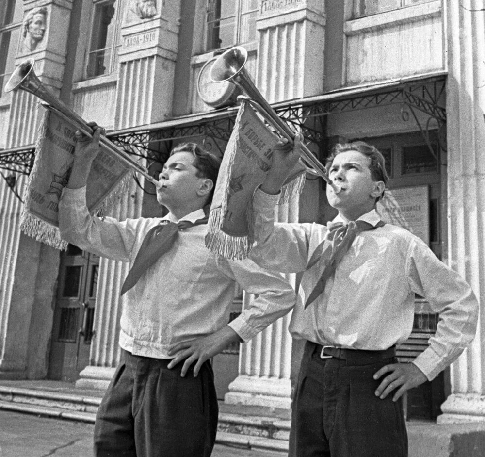 Пионеры-горнисты на параде в День Всесоюзной пионерской организации имени В. И. Ленина, 1964 год