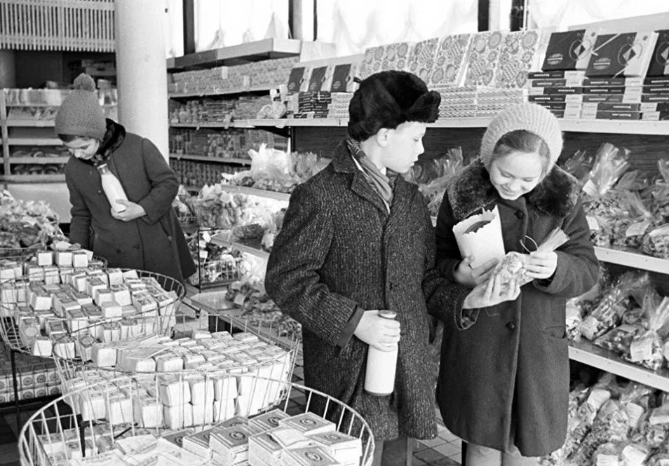 Пионеры-тимуровцы покупают продукты для инвалида Великой Отечественной войны, 1973 год