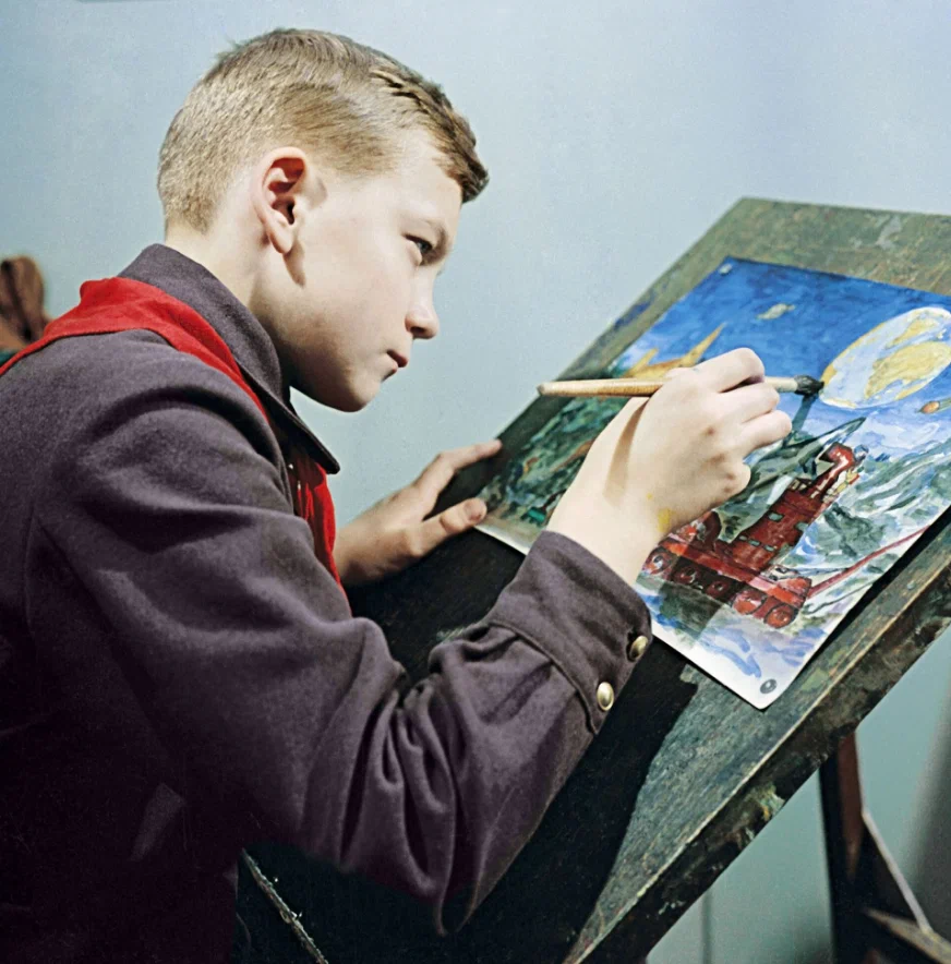 Московский школьник рисует во время занятий в кружке городского Дворца пионеров, 1959 год
