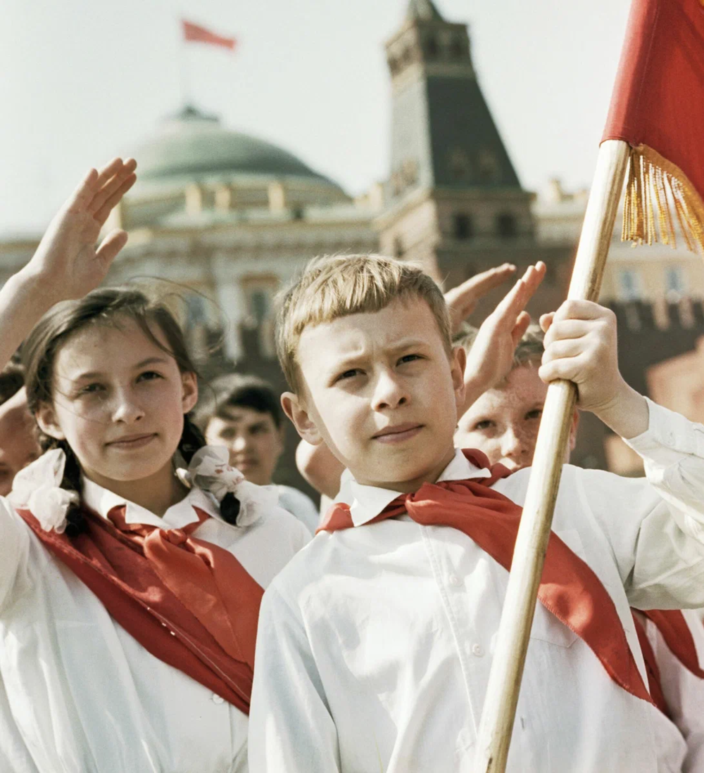 Участники торжественной церемонии принятия в пионеры на Красной площади в Москве, 1965 год