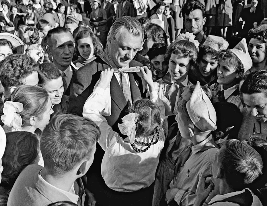 Московские пионеры повязывают галстук писателю Сергею Михалкову на Красной площади в День рождения пионерской организации, 19 мая 1959 год
