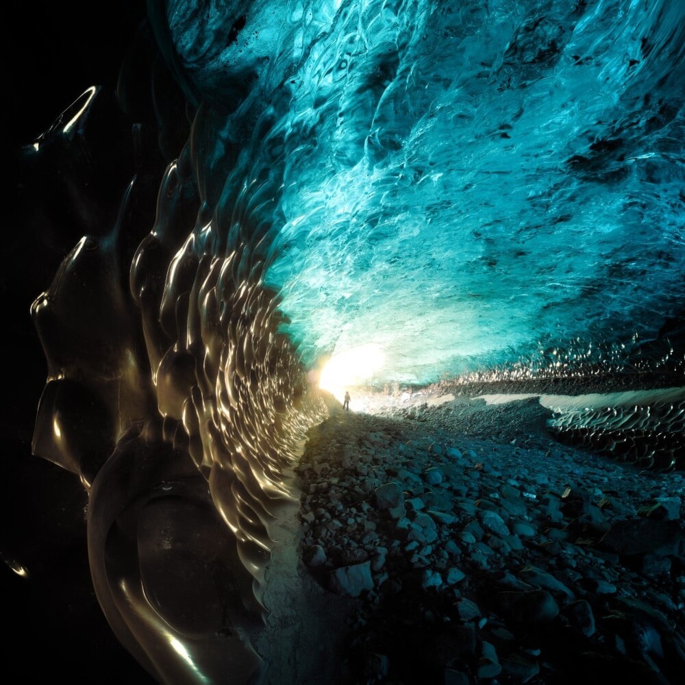 Фотограф переехал в Исландию, и показывает туристам ледяные пещеры