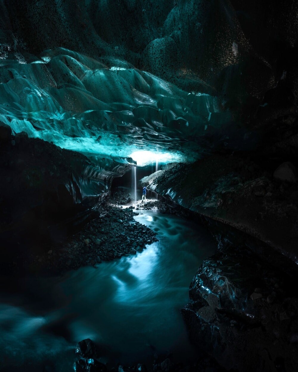 Фотограф переехал в Исландию, и показывает туристам ледяные пещеры