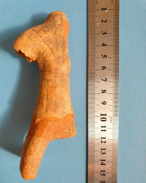 Фрагмент глиняной расписной игрушки-всадника, датируемой XVI в.