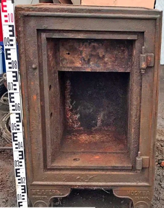 А при проведении земляных работ по расширению полосы отвода Московско-Курской железной дороги в районе улицы Казакова был обнаружен металлический сейф.
