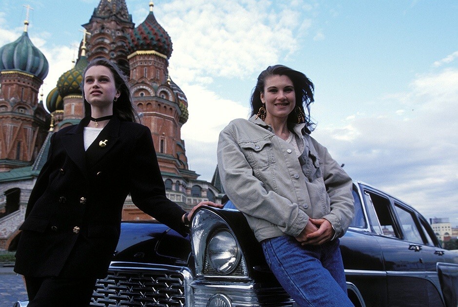 Дамы позируют на Красной площади, 1990-е годы.