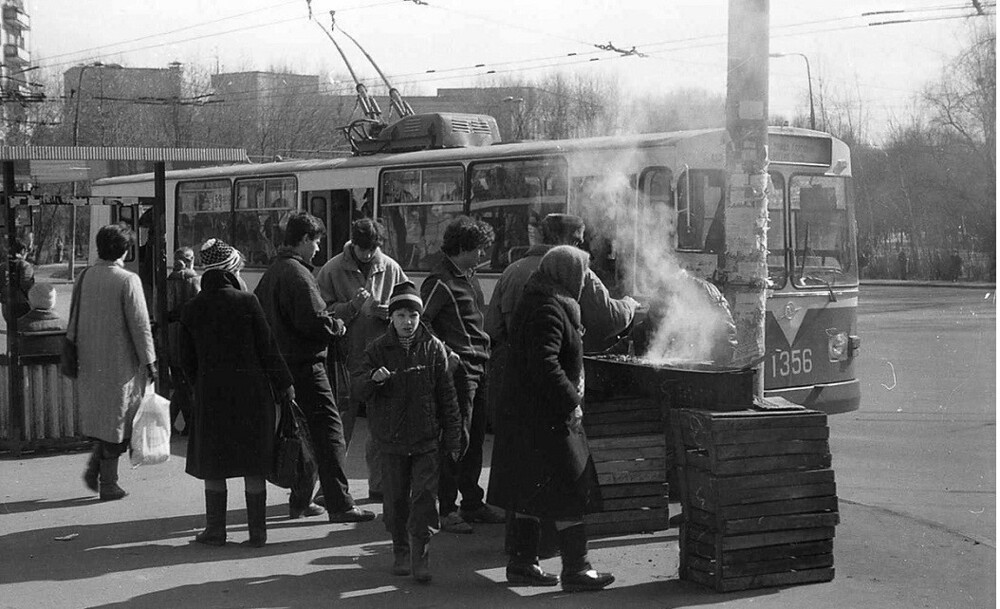 Шашлык на остановке, Москва 1992 год.