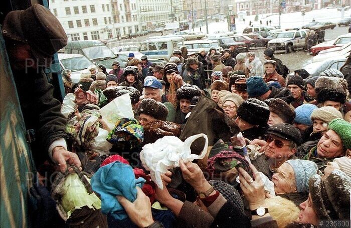 Московские пенсионеры пытаются получить бесплатную капусту от фермеров, протестующих против засилия кавказцев на столичных рынках. 17 ноября, 1999
