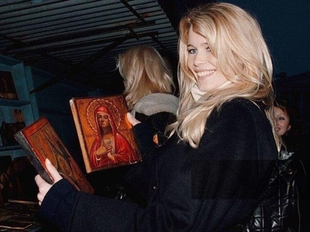 Клаудиа Шиффер посещает антикварную лавку во время своего визита в Россию, 1992 год.