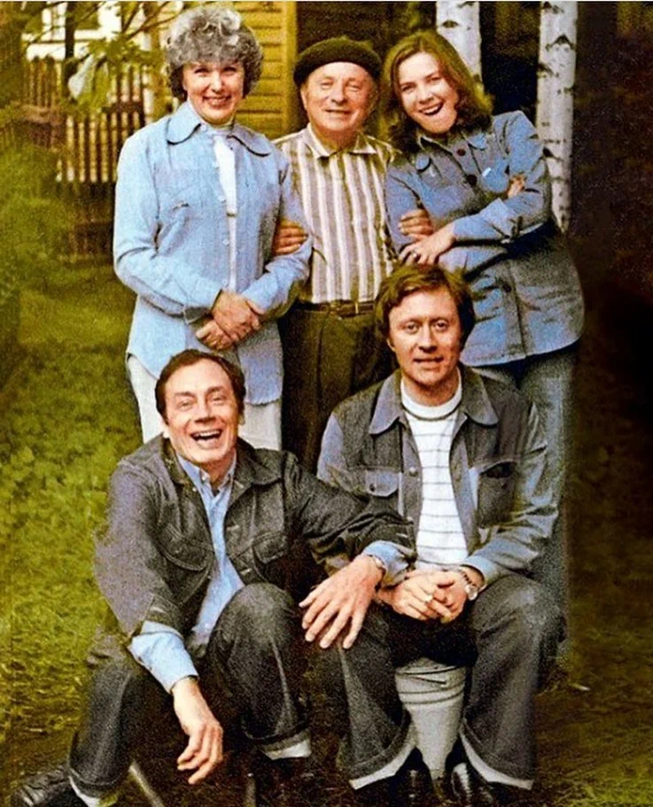 Вера Васильева, Владимир Ушаков, Андрей Миронов, Лариса Голубкина и друг семьи. 1980-е годы. 