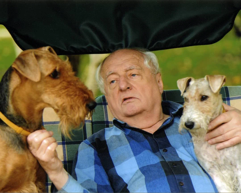 Марк Захаров с любимой собакой эрдельтерьером Ромой и фокстерьером Лушей.