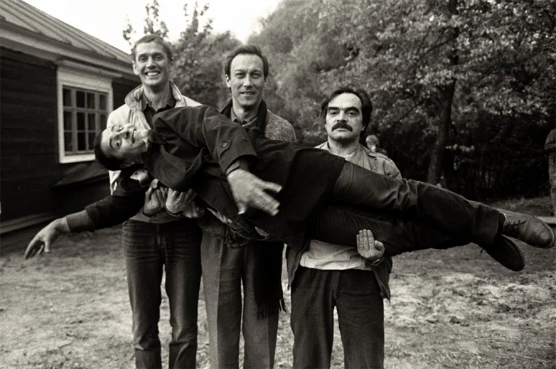 Александр Абдулов, Олег Янковский и Александр Адабашьян держат на руках режиссера фильма «Храни меня, мой Талисман» Романа Балаяна, 1986 год.
