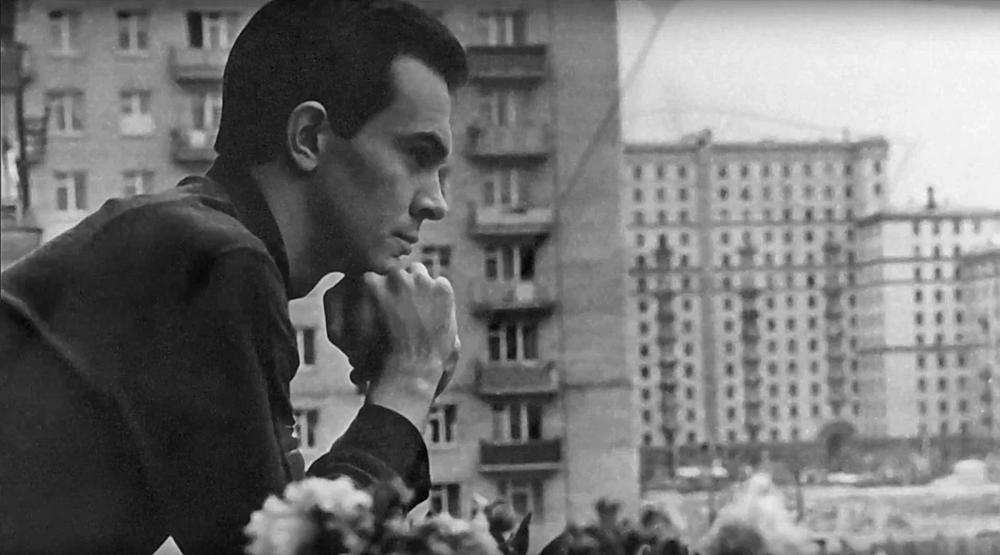 Муслим Магомаев на балконе дома номер 9 по 2-й Фрунзенской улице.