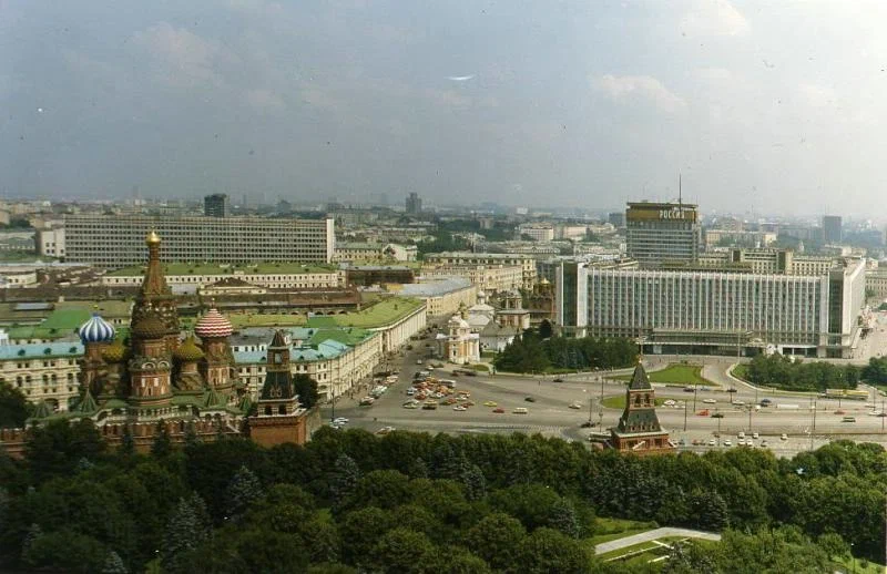 Вид на свежепостроенную гостиницу "Россия".