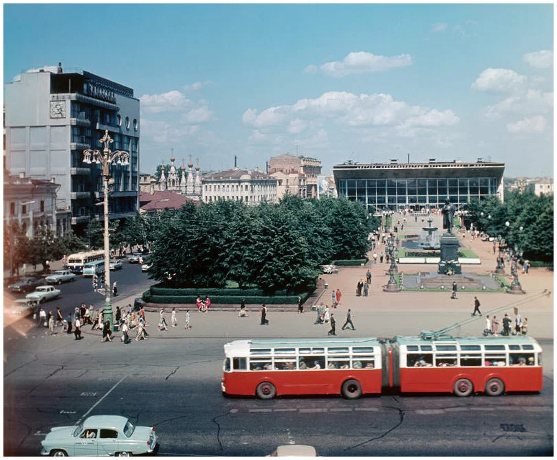 Троллейбус СВаРЗ-ТС2 на Пушкинской площади. 135 подобных троллейбусов было произведено, но ни один из них до наших дней, увы, не сохранился.