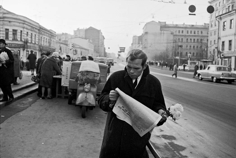 Мужчина читает газету рядом с метро "Новослободская".