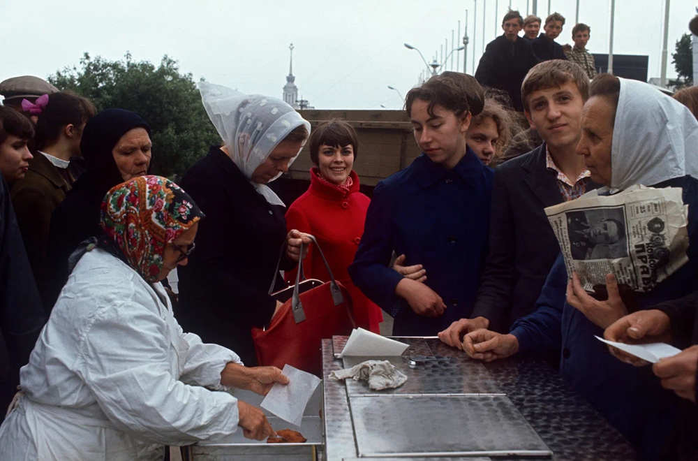 Французская певица Мирей Матьё в 1967 году посетила Москву и прогулялась по городу. На фото - Мирей у очереди за беляшами на ВДНХ.