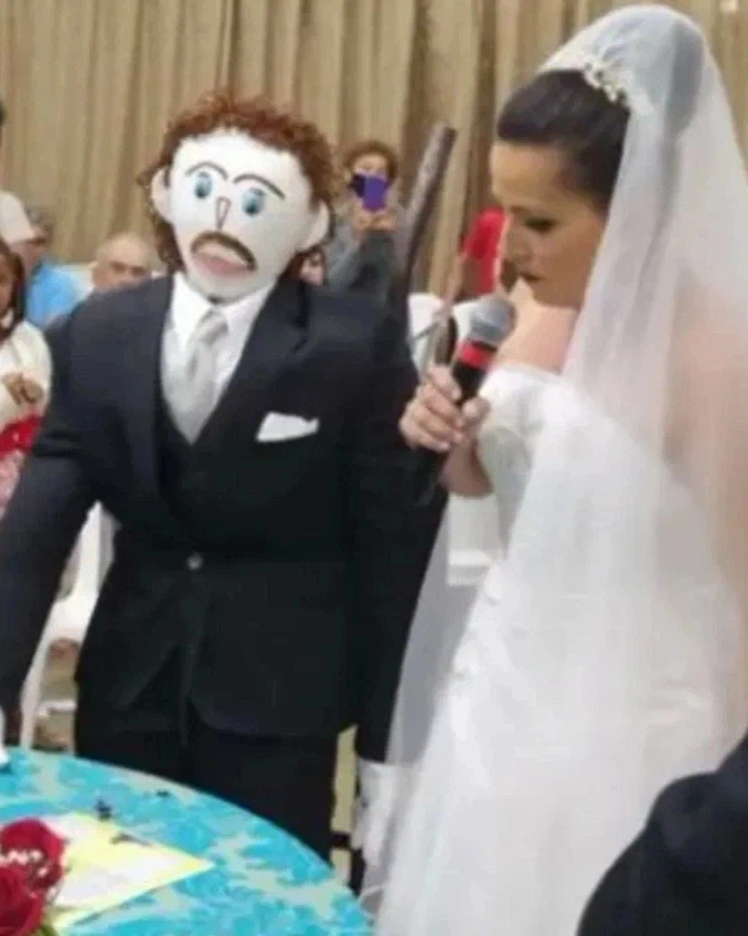 37-летняя бразильянка Мейривоне Мораес, которая год назад вышла замуж за тряпичную куклу по имени Марсело, на днях заявила, что супруг ей изменяет