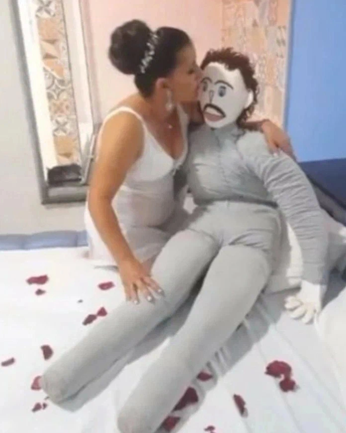 37-летняя бразильянка Мейривоне Мораес, которая год назад вышла замуж за тряпичную куклу по имени Марсело, на днях заявила, что супруг ей изменяет
