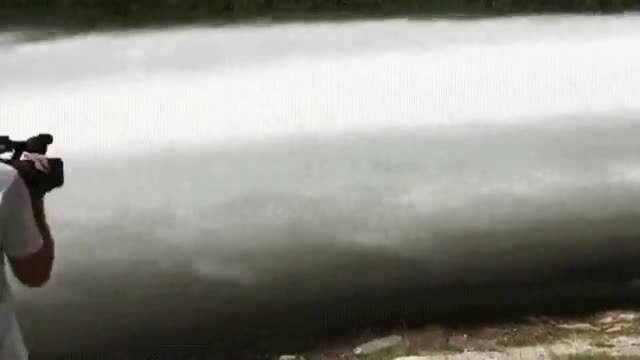 Сброс воды из плотины ГЭС