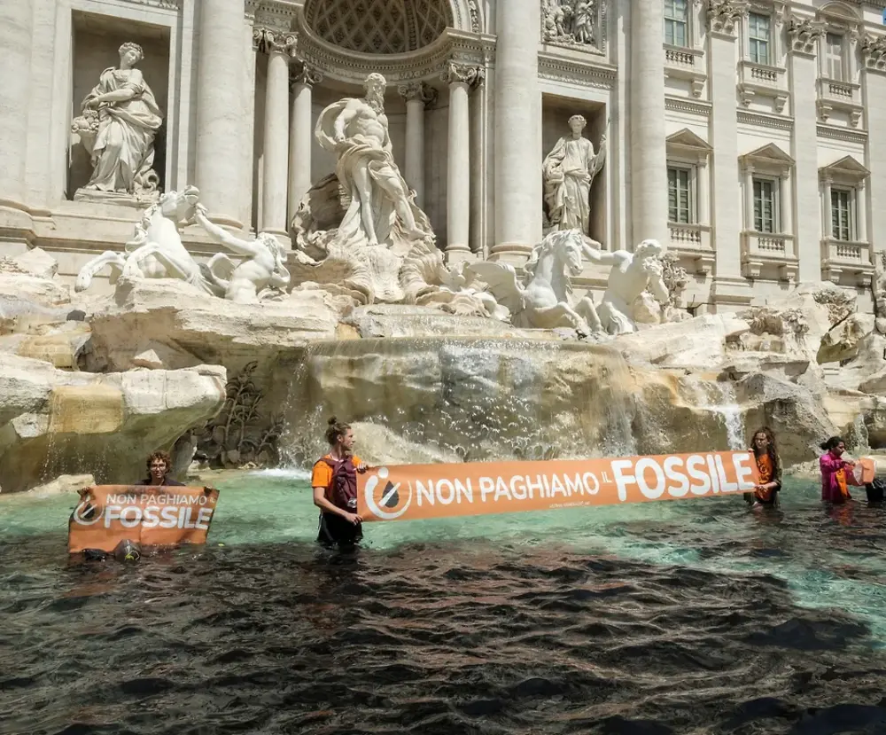 В Риме экоактивисты вылили чёрную краску в знаменитый фонтан Треви