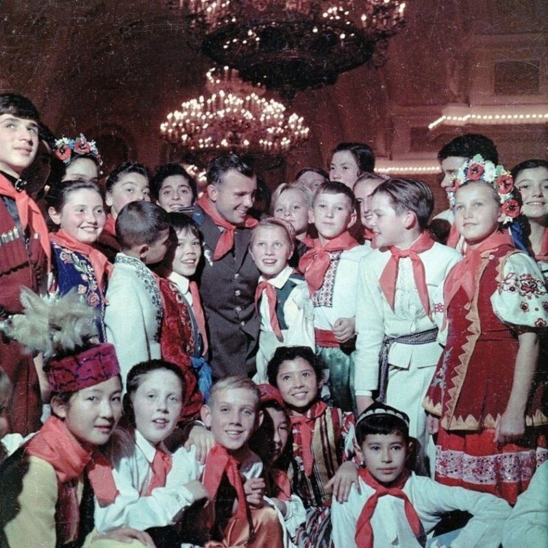 Юрий Гагарин с пионерами СССР. Артек, 1960-е