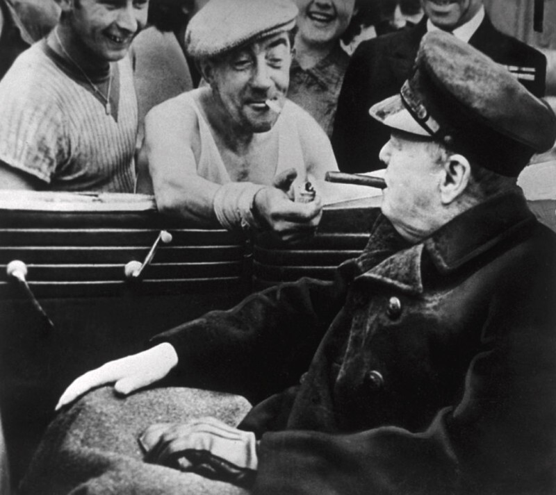Докер даёт прикурить Уинстону Черчиллю в Шербуре, Франция, 1944 год