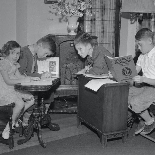 Дистанционное обучение детей во время вспышки полиомиелита в США в 1940-х годах. Учителя зачитывали учебный материал по радио
