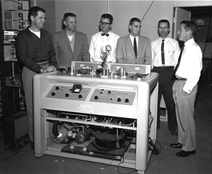 Американские инженеры Чарльз Гинсберг, Чарльз Андерсен и Рэй Долби продемонстрировали своё изобретение — первый видеомагнитофон. 1956 г.