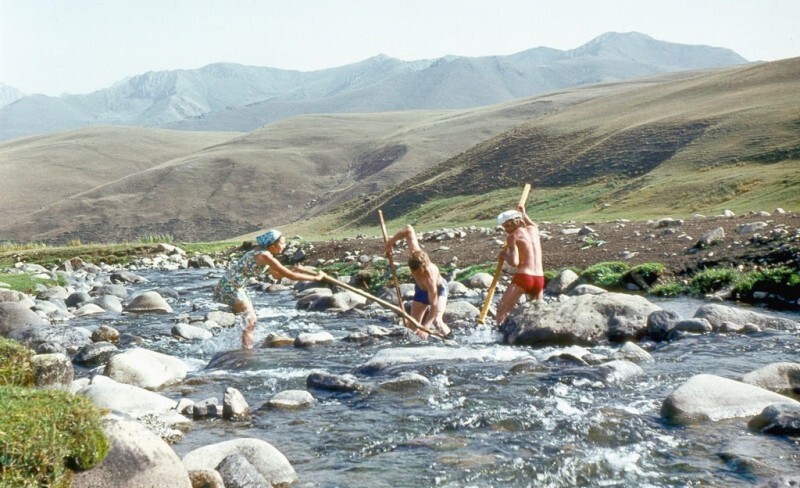 Ловля рыбы на реке Балыкты. Молодые рабочие геологической партии ловят рыбу в горной речке, 1975 год