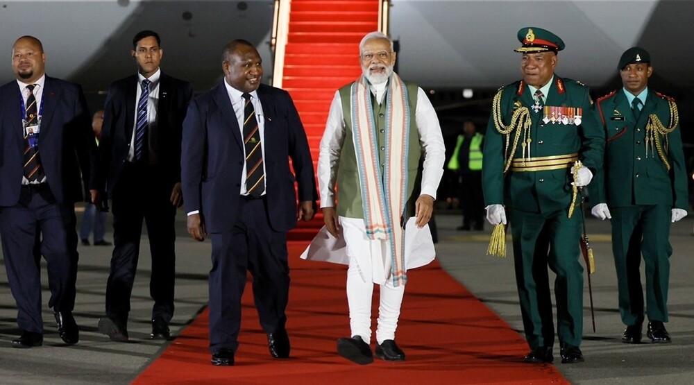 На встрече с премьером Индии премьер Папуа Новой Гвинеи потрогал его ногу