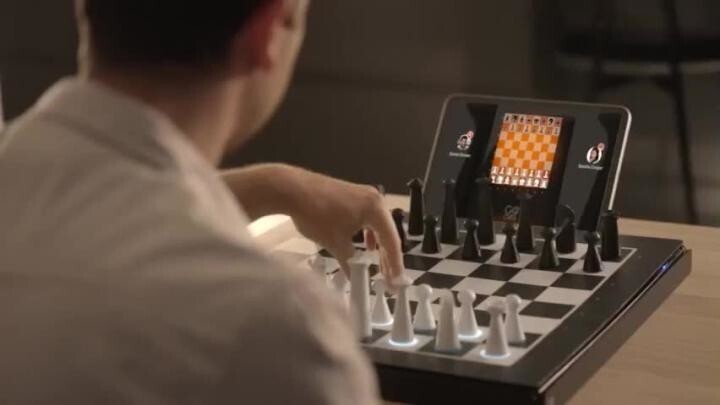 «Умные» шахматы: сами двигают фигуры и дают играть по сети