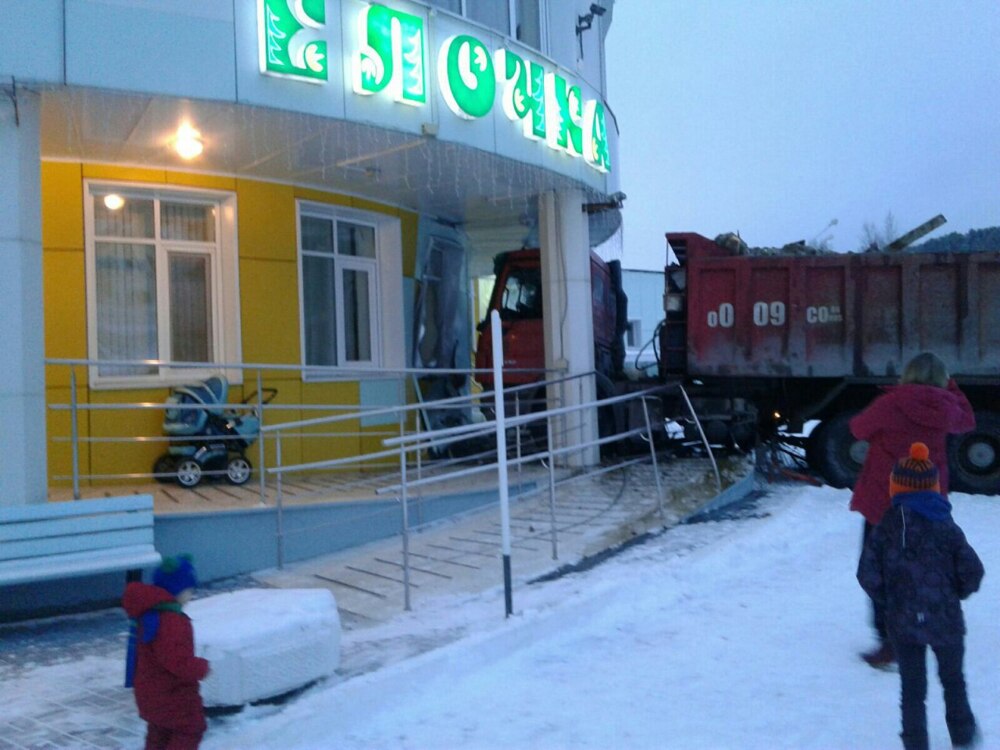 В Ханты-Мансийске грузовик врезался в детский сад
