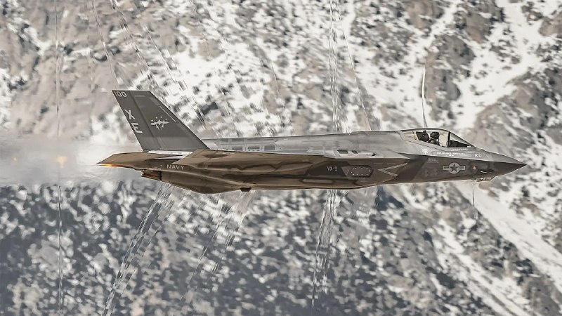 Фотограф заснял, как ударные волны преломляют свет вокруг самолета F-35C