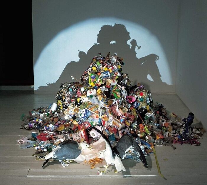 1. Скульптура из мусора