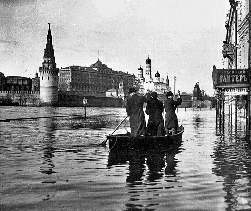 Наводнение на Красной площади и не только: 12 интересных снимков из прошлого