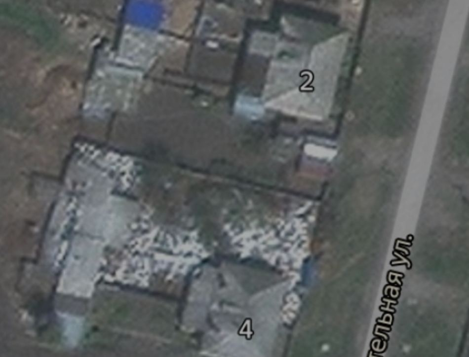 Жительница Омской области устроила на своём участке свалку, которую видно со спутника