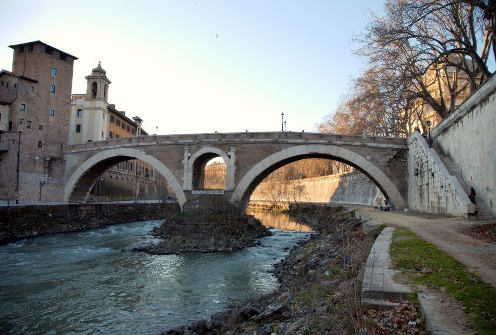 2. Мост Фабричо — последний древний мост в Риме, сохранивший свое первоначальное местоположение и состояние. Последний раз его ремонтировали в 23 г. до н.э.