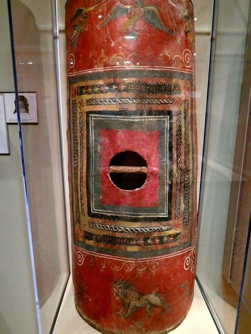 6. Единственный сохранившийся образец скутума, культового римского ростового щита