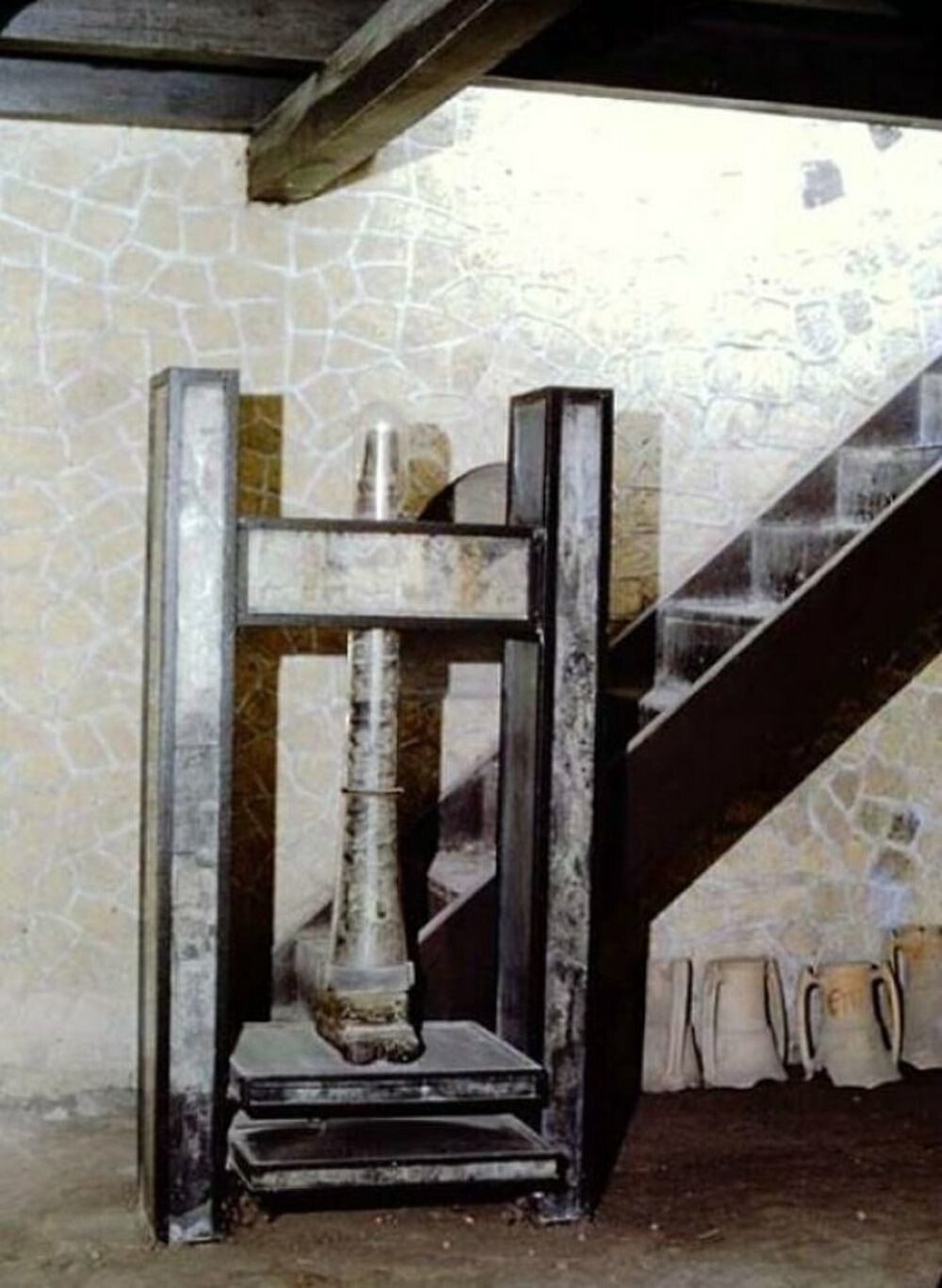 25. Фотография винтового пресса, используемого для глажки одежды, из «Bottega Del Lanarius» или мастерской Ланариуса в Геркулануме. Единственный уцелевший артефакт